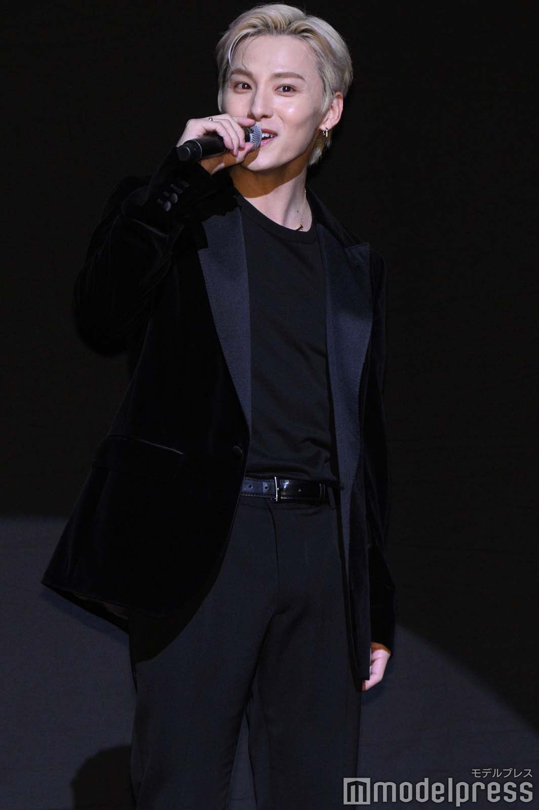 逃走中を楽しむ川西拓実（C）モデルプレス