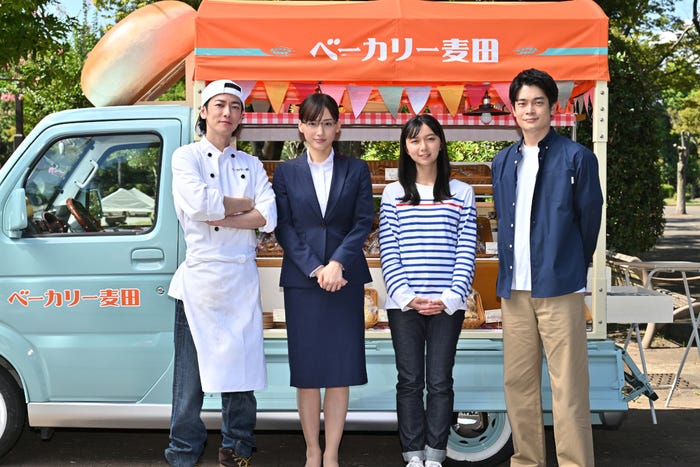 佐藤健、綾瀬はるか、上白石萌歌、井之脇海(C)TBS