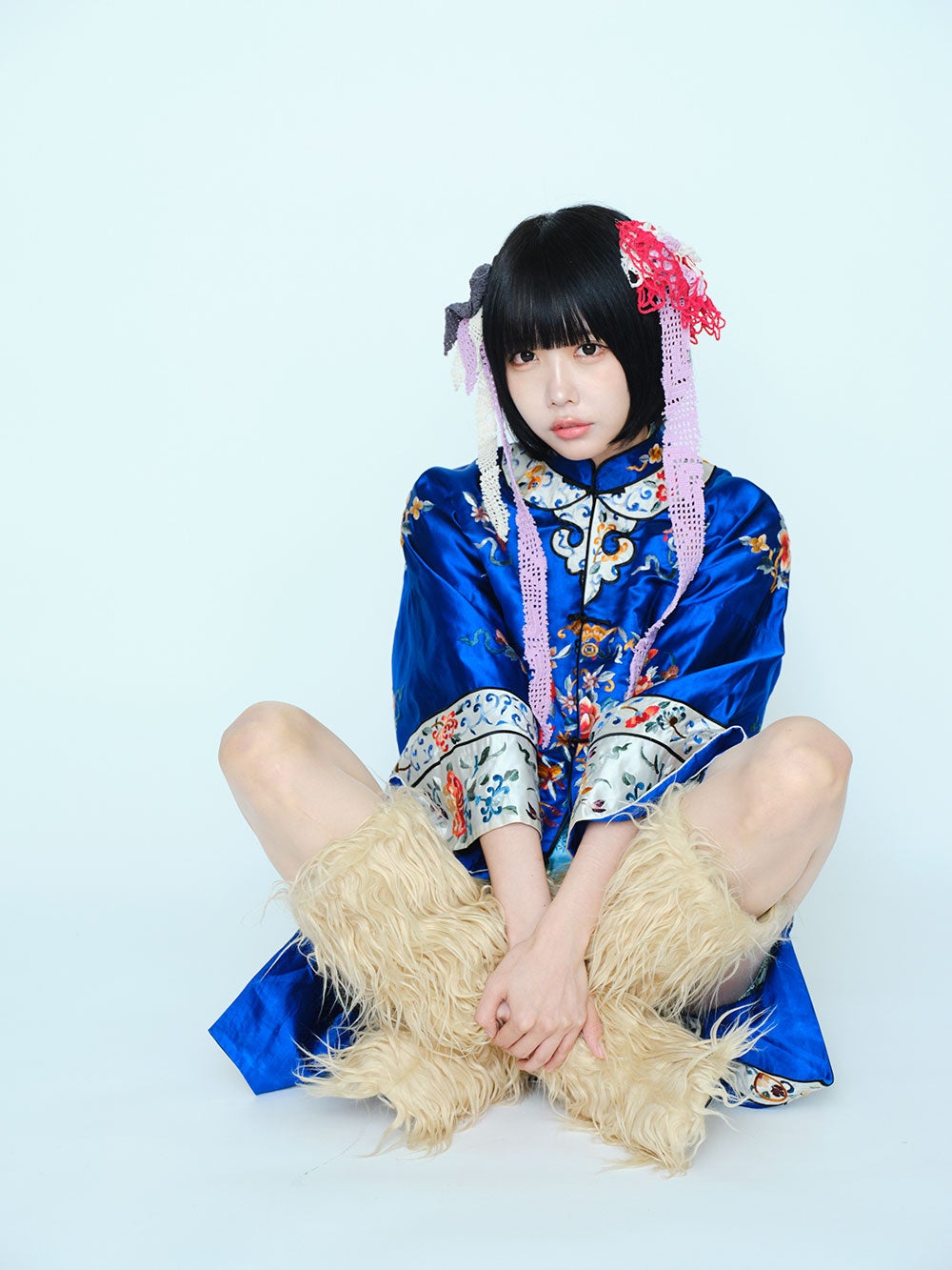 ano、チャイナ風衣装でスラリ美脚披露「週刊少年サンデー」表紙登場