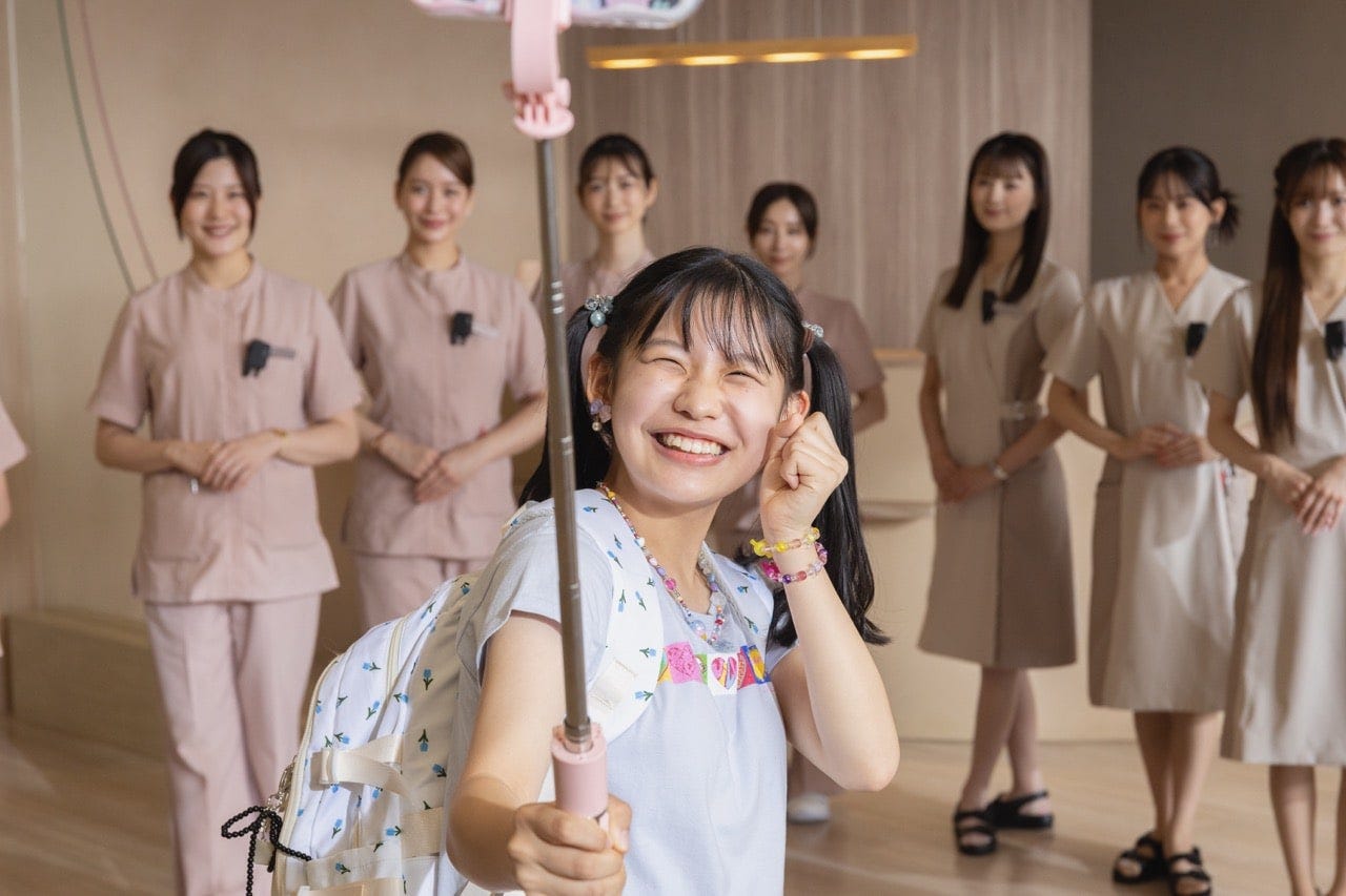 父のために整形に挑戦する小学生インフルエンサーの宝田萌乃（古川凛）