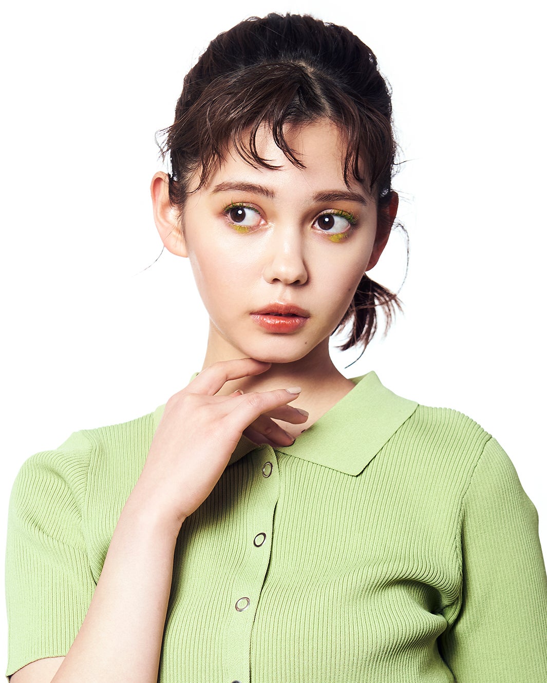 アイメイクはカラーマスカラで（提供写真）