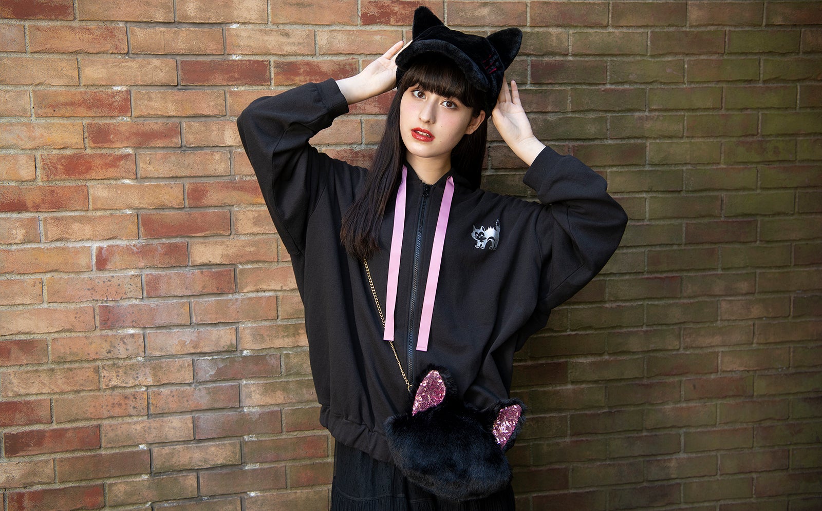 キャップ2,800円、パーカー（レディース S／M）各4,900円、ポシェット2,000円 （C）Disney