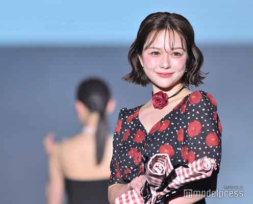 村重杏奈、美デコルテ輝くエレガントワンピで華麗なランウェイ【TGCしずおか2025】