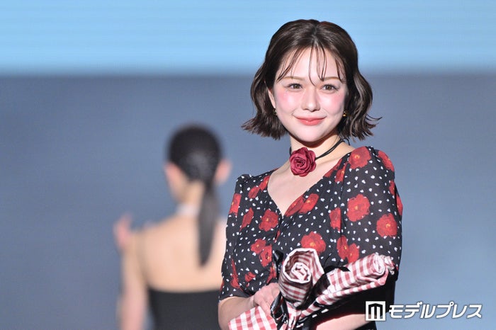 村重杏奈、美デコルテ輝くエレガントワンピで華麗なランウェイ【TGCしずおか2025】