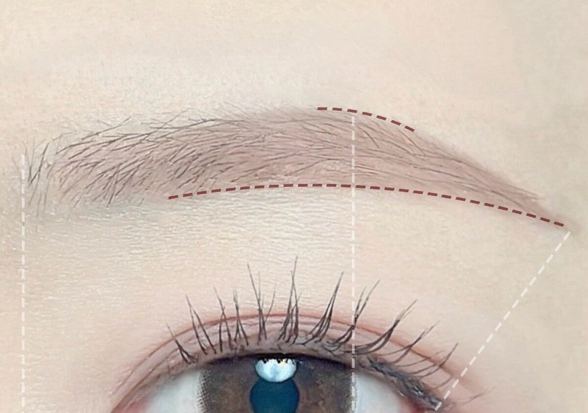 平行眉のままだとオバ見えしちゃうかも…！垢抜けソフトアーチ眉になれる3STEPメイク