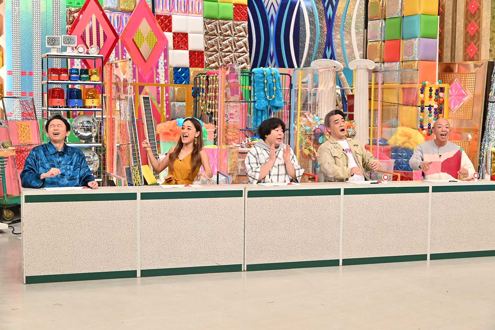 （左から）有吉弘行、みちょぱ、草薙航基、斉藤慎二、小峠英二（C）テレビ朝日