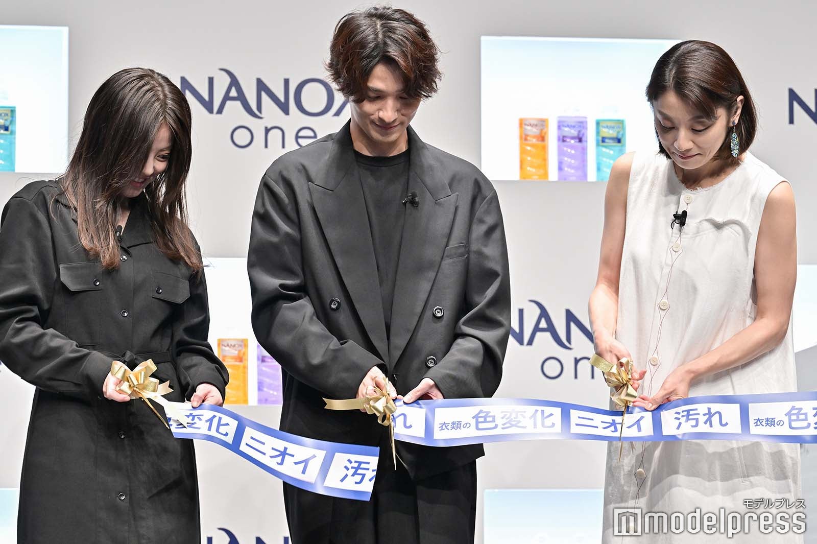 テープカットに挑戦する今田美桜、横浜流星、小池栄子（C）モデルプレス