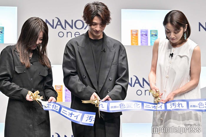 テープカットに挑戦する今田美桜、横浜流星、小池栄子(C)モデルプレス