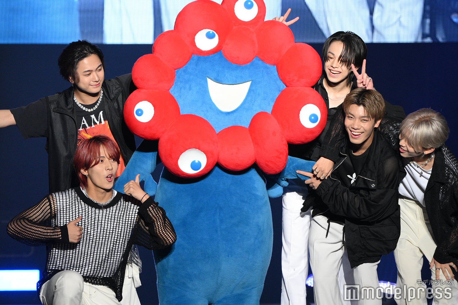 ミャクミャクとLIL LEAGUE（C）モデルプレス