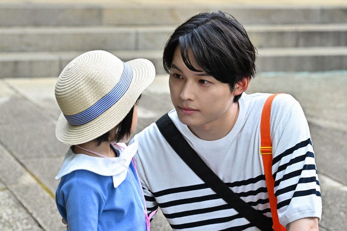 倉田瑛茉、松村北斗「西園寺さんは家事をしない」第6話より(C)TBS