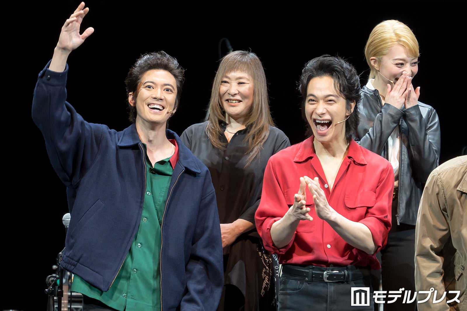 （後列）石丸さち子氏、愛加あゆ（前列）辰巳雄大、戸塚祥太（C）モデルプレス