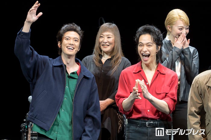 (後列)石丸さち子氏、愛加あゆ(前列)辰巳雄大、戸塚祥太(C)モデルプレス