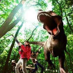 ハウステンボスに無人島アトラクション「ジュラシックアイランド」、リアルな肉食恐竜に挑戦／画像提供：ハウステンボス
