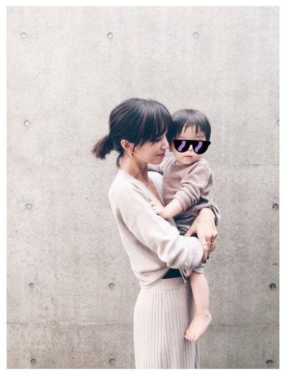 愛息子を抱っこする安田美沙子／安田美沙子オフィシャルブログ（Ameba）より