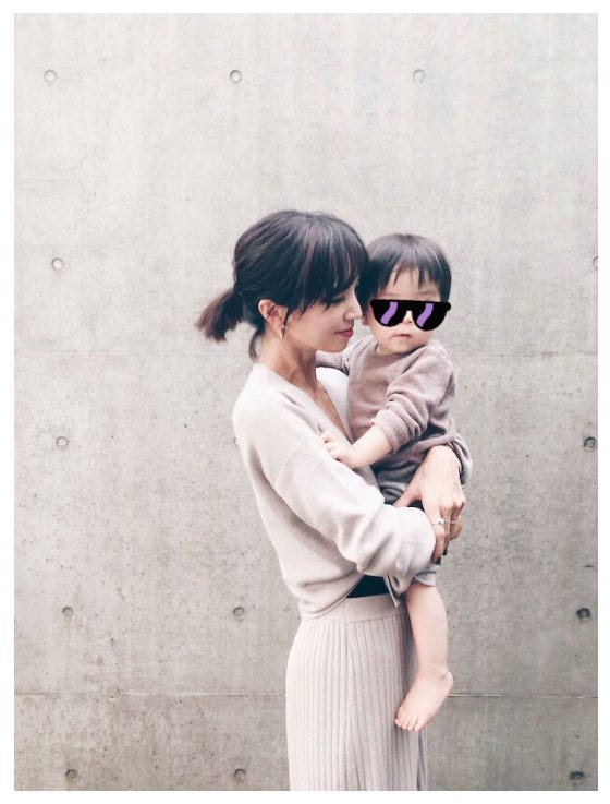 愛息子を抱っこする安田美沙子/安田美沙子オフィシャルブログ(Ameba)より