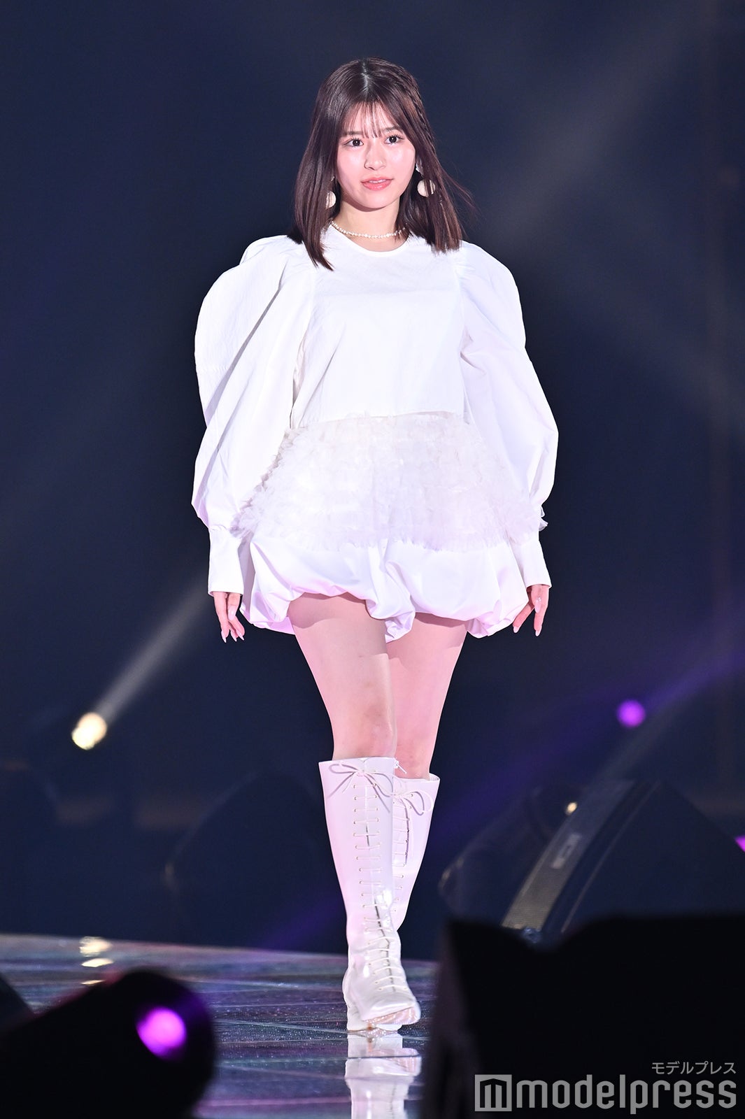 FRUITS ZIPPER月足天音、“超ミニ丈”バルーンスカートで美脚全開