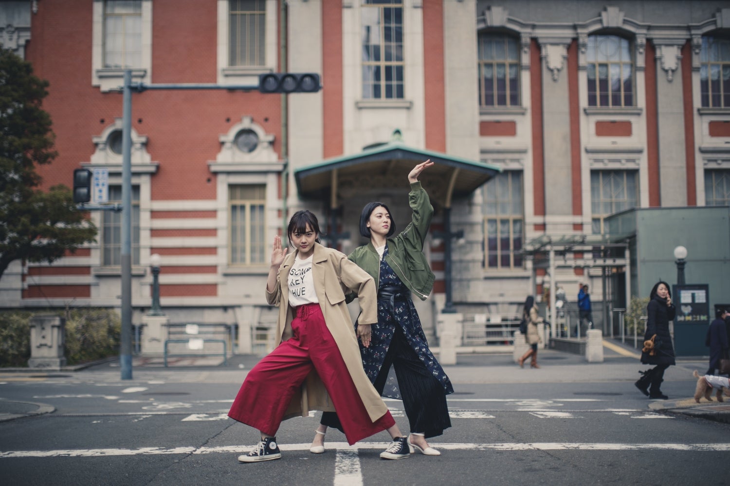 三吉彩花＆松井愛莉のオフショットが到着（写真提供：所属事務所）