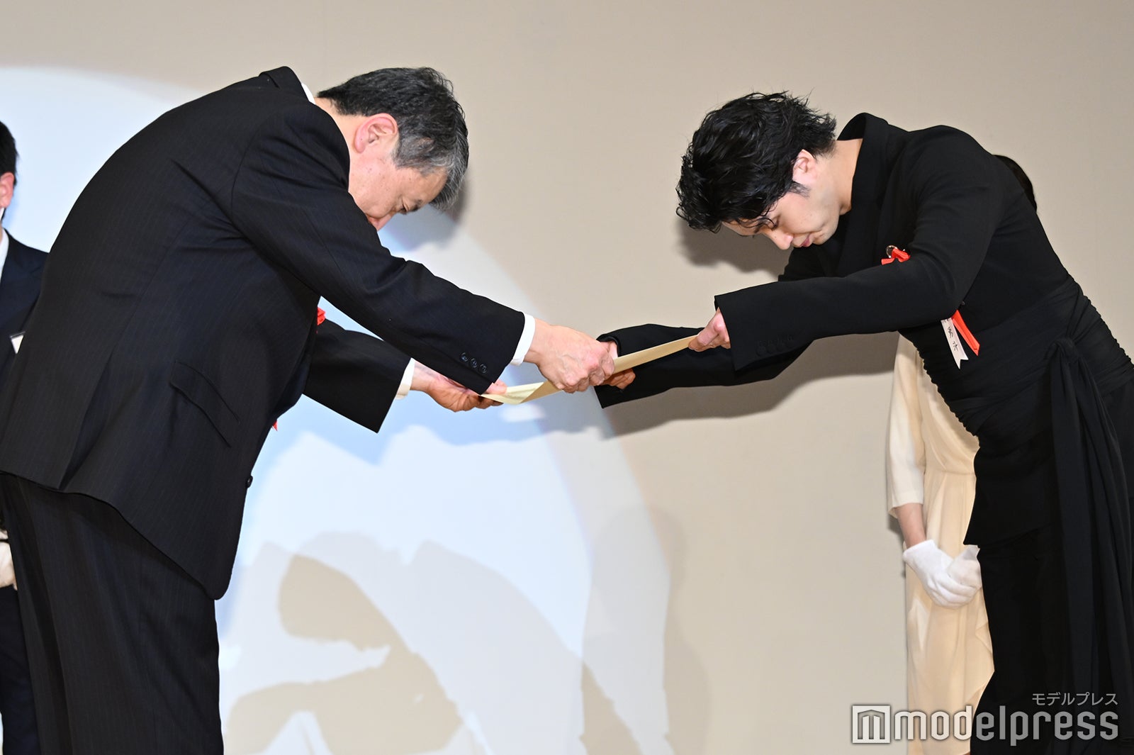 （右）磯村勇斗（C）モデルプレス