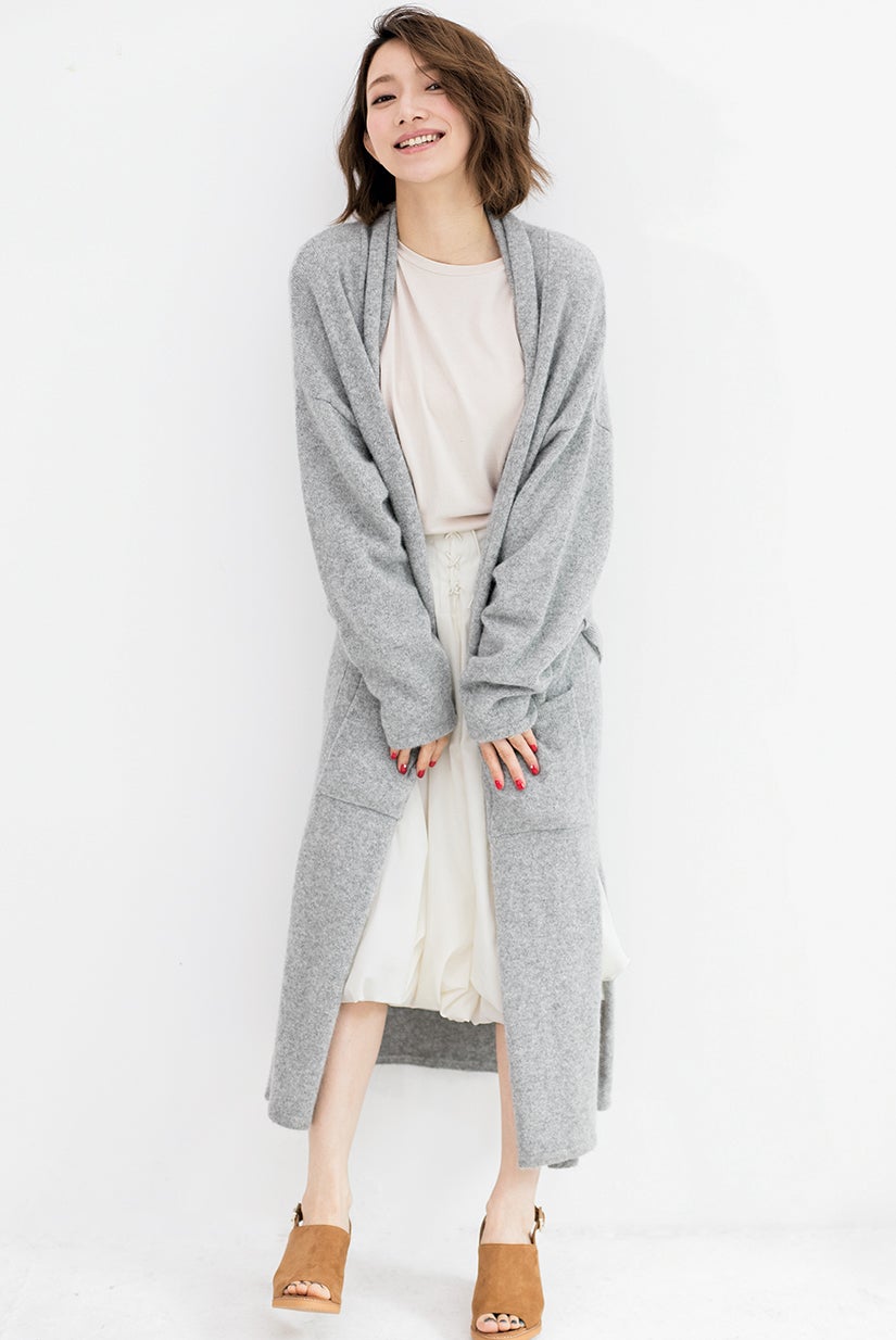 スリット入りロングカーデ（画像提供：セブン＆アイ出版）