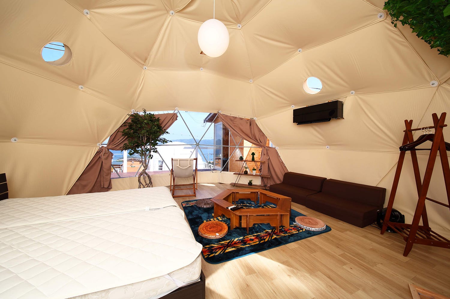 「伊勢志摩グランピング グランドーム伊勢賢島」ドームテントに宿泊&夜限定バーも営業