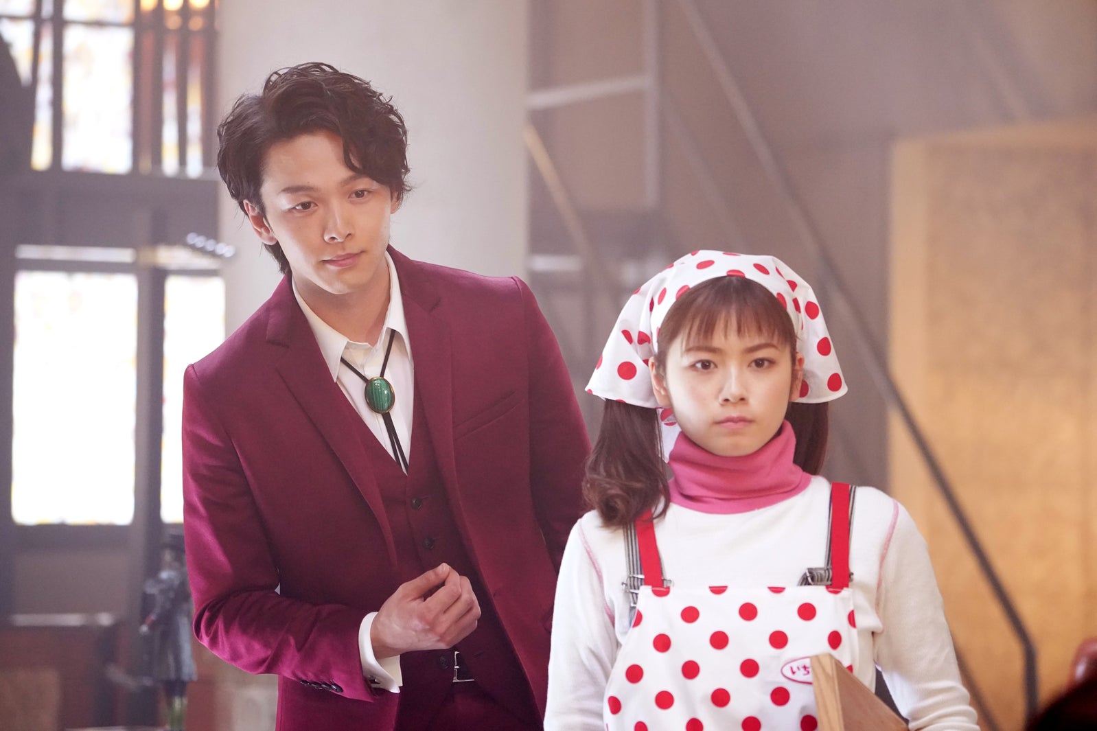 中村倫也、小芝風花／「美食探偵 明智五郎」第1話より（C）日本テレビ