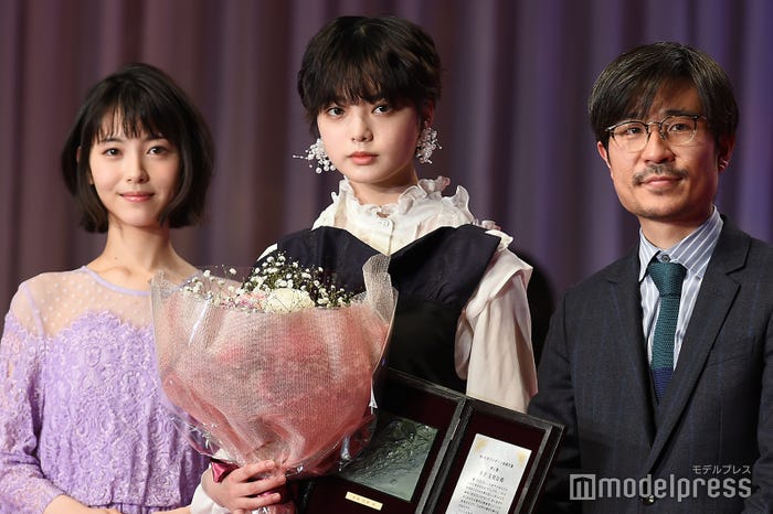 浜辺美波、平手友梨奈、月川翔監督(C)モデルプレス