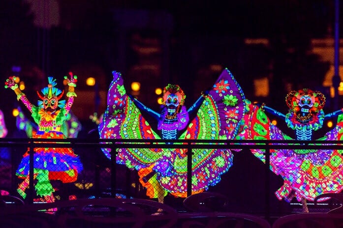 華やかなガイコツたちの踊り。そこは“死者の国”なのでしょうか