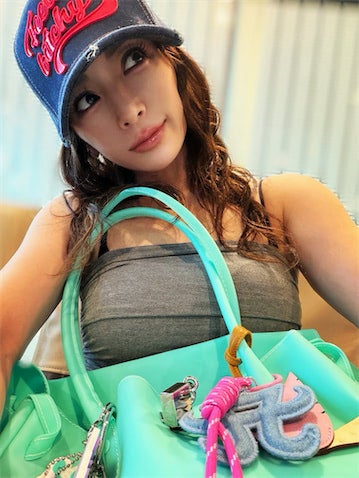 浜崎あゆみ、キャミソール＆ド派手バッグの空港ショット披露「夏らしさいっぱいなあゆが可愛い」