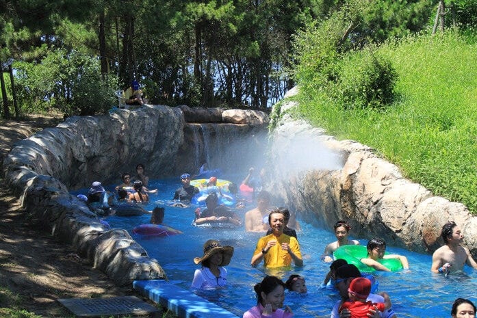 「流水プール」には、滝や霧が噴出する仕掛けも