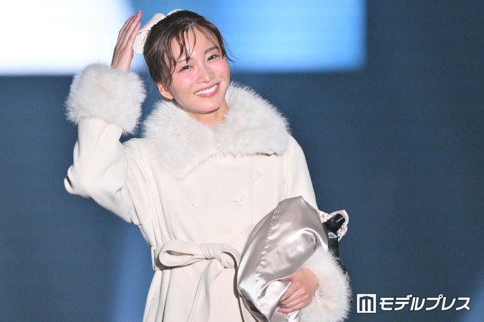 岡崎紗絵、ロングブーツで美脚スラリ ガーリーな冬コーデ披露【TGC北九州2024】