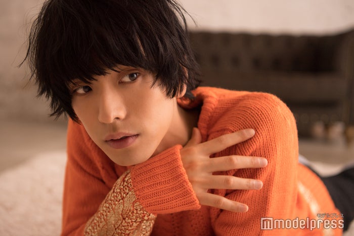 黒羽麻璃央(C)モデルプレス
