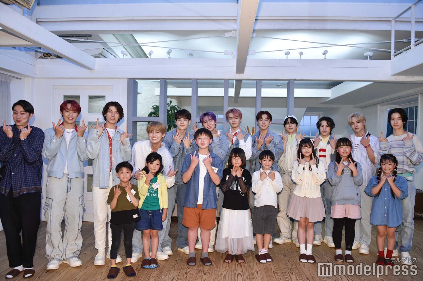 金田哲、JO1（後列：與那城奨、河野純喜、金城碧海、白岩瑠姫、豆原一成、川尻蓮、河野純喜、木全翔也、川西拓実、大平祥生、佐藤景瑚）小学生記者（前列）（C）モデルプレス