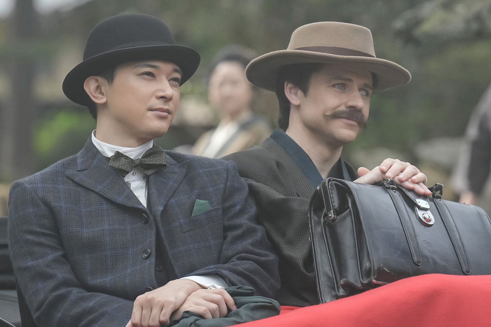 吉沢亮、トミー・バストウ「ばけばけ」第73話（C）NHK