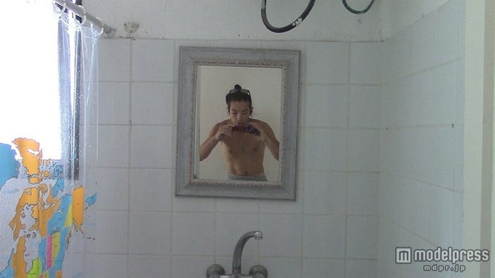 自撮り生活に挑んだ森山未來/「森山未來 自撮り365日 踊る阿呆」より