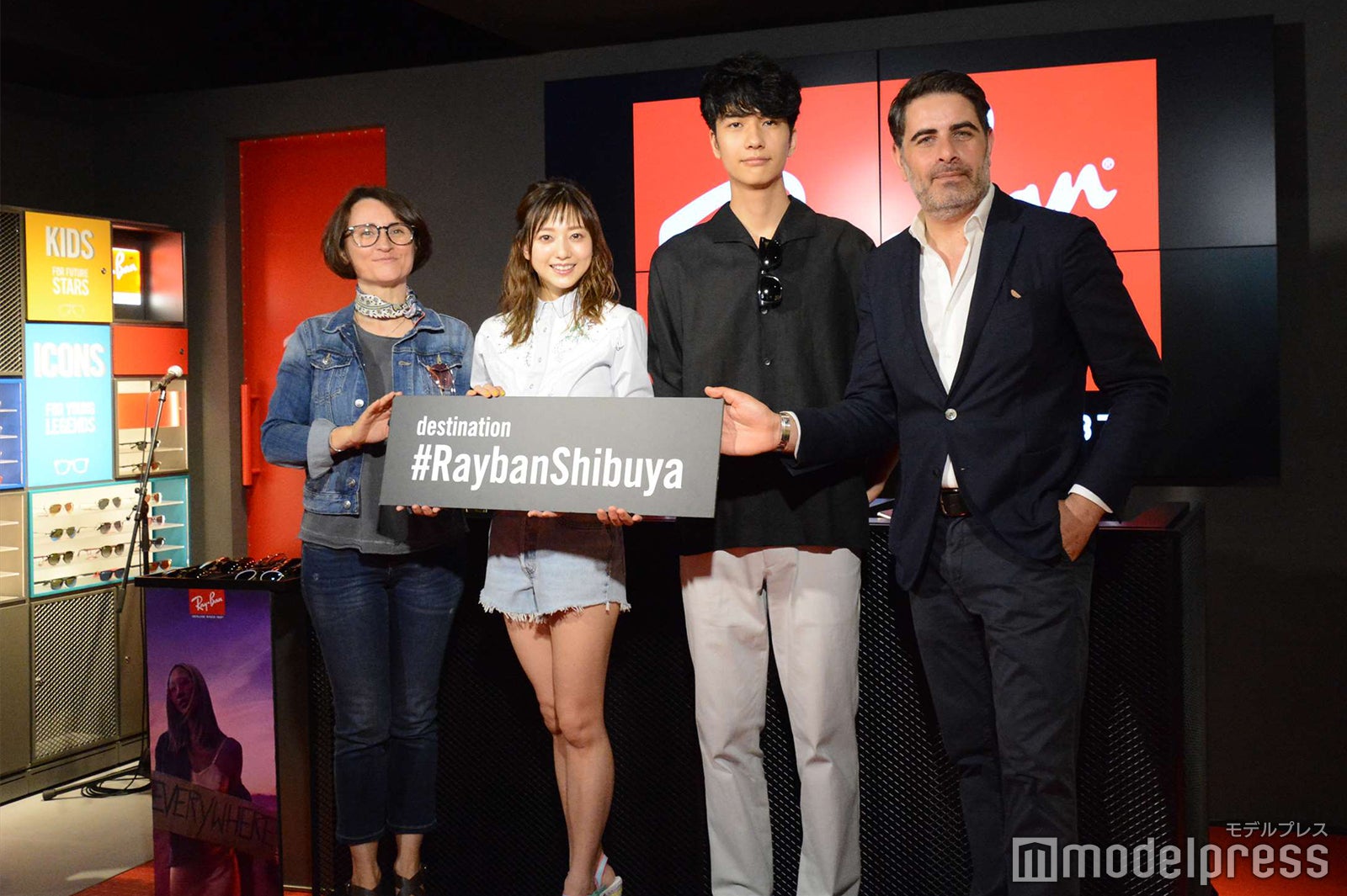 伊藤千晃（左から2番目）（C）モデルプレス