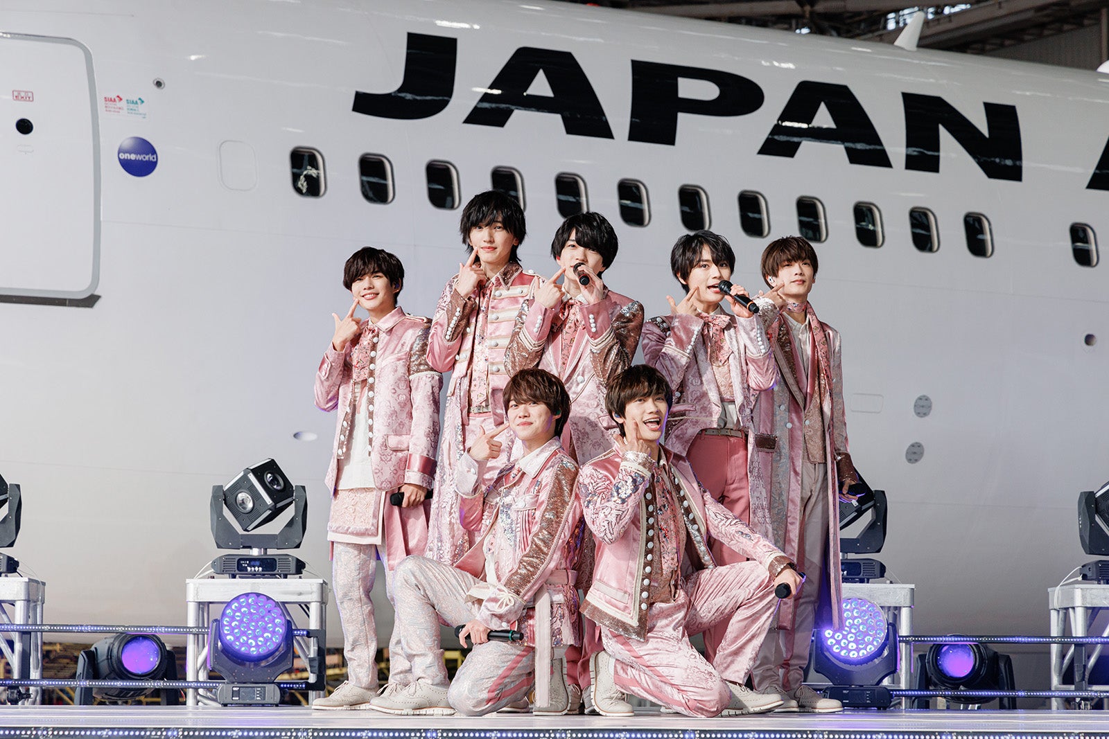 なにわ男子、羽田空港特設ステージで「初心LOVE」披露 チャーター機で