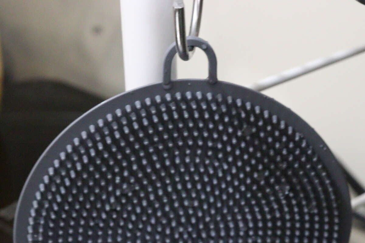 ダイソー　フタも開けられるシリコーンキッチンブラシ　フック穴　収納　水切り