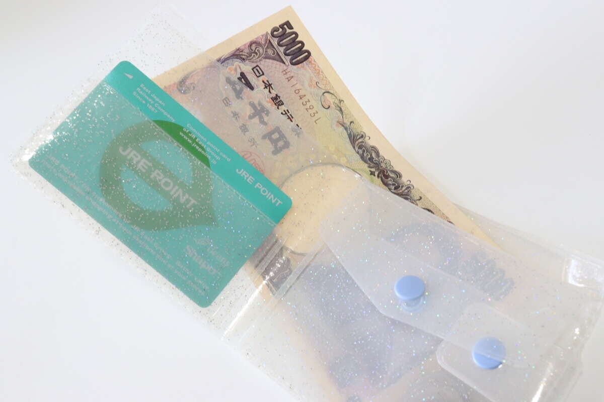 ダイソーのお札が入るコンパクトな折財布