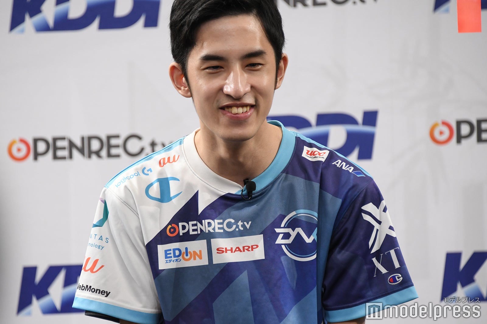 ゲームをするミリンケーキ （C）モデルプレス