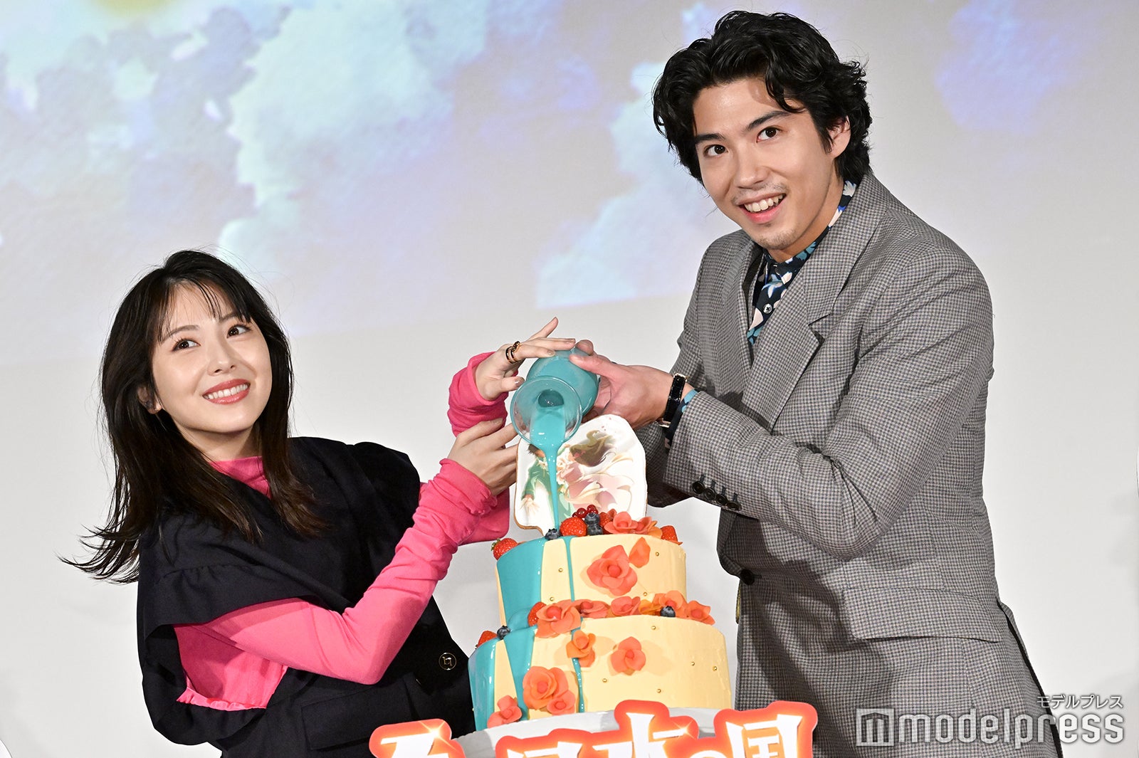 浜辺美波、賀来賢人（C）モデルプレス