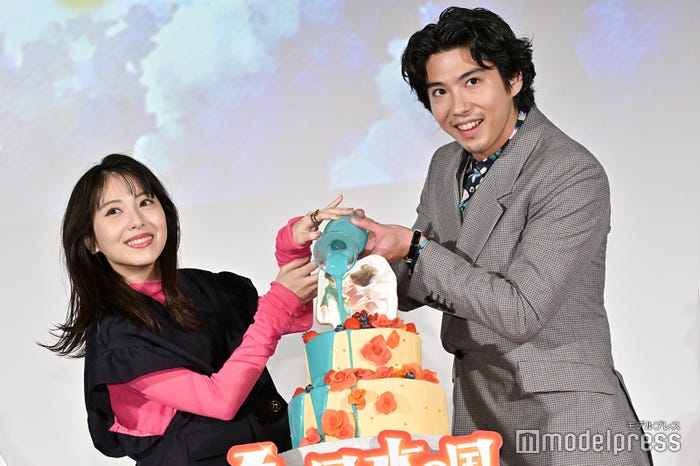 浜辺美波、賀来賢人(C)モデルプレス