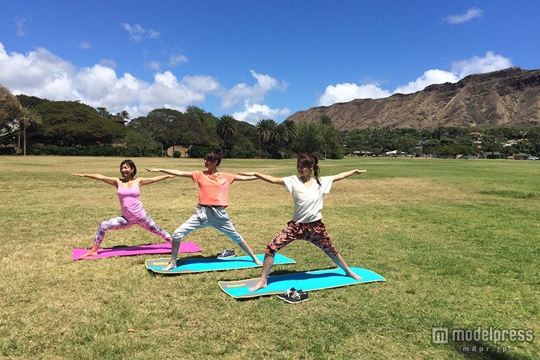 カピオラ二公園でのヨガ体験で女磨き（手前から）松元絵里花、山本美月（C）テレビ東京