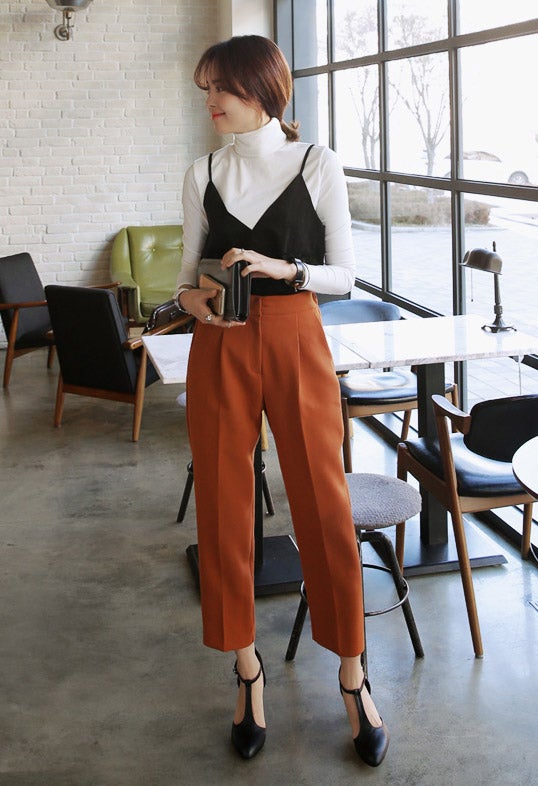 スエード調Vネックキャミソール・全3色「DHOLIC」1,803円（税込）／画像提供：DHOLIC