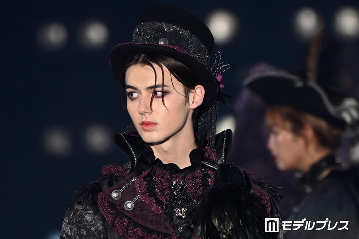 Z世代のイケメンアイコン・翔、囲み目メイクでダークな雰囲気【関西コレクション 2024 S／S】
