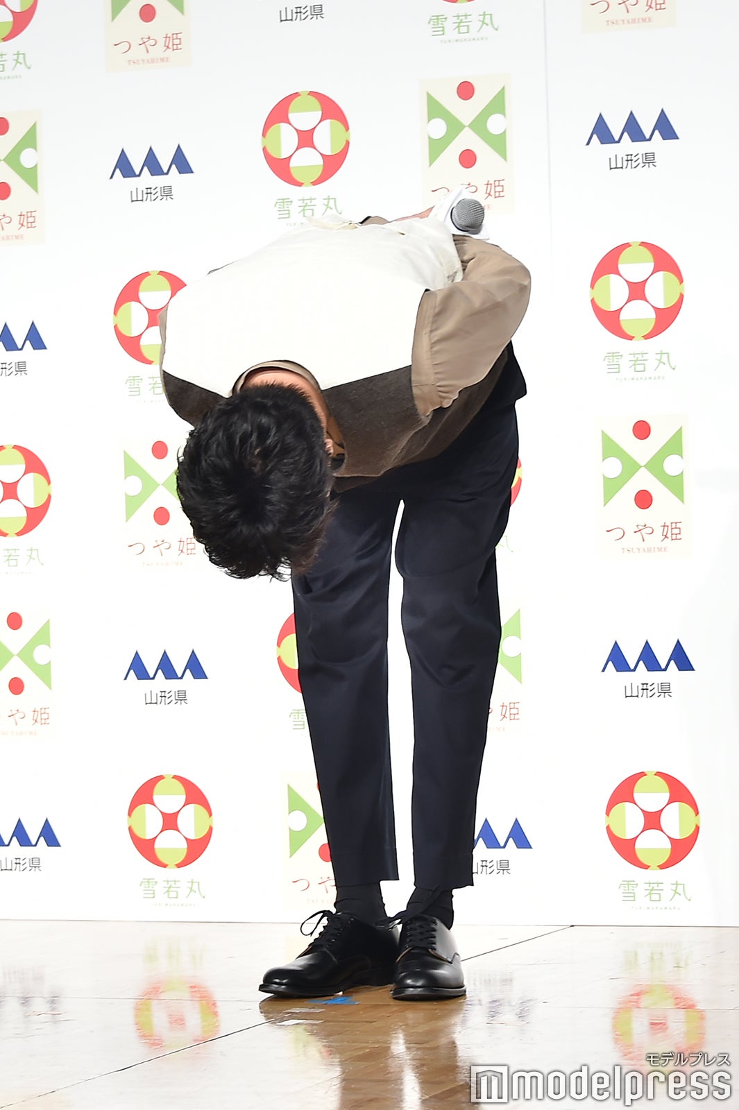 深々とお辞儀をする田中圭（C）モデルプレス