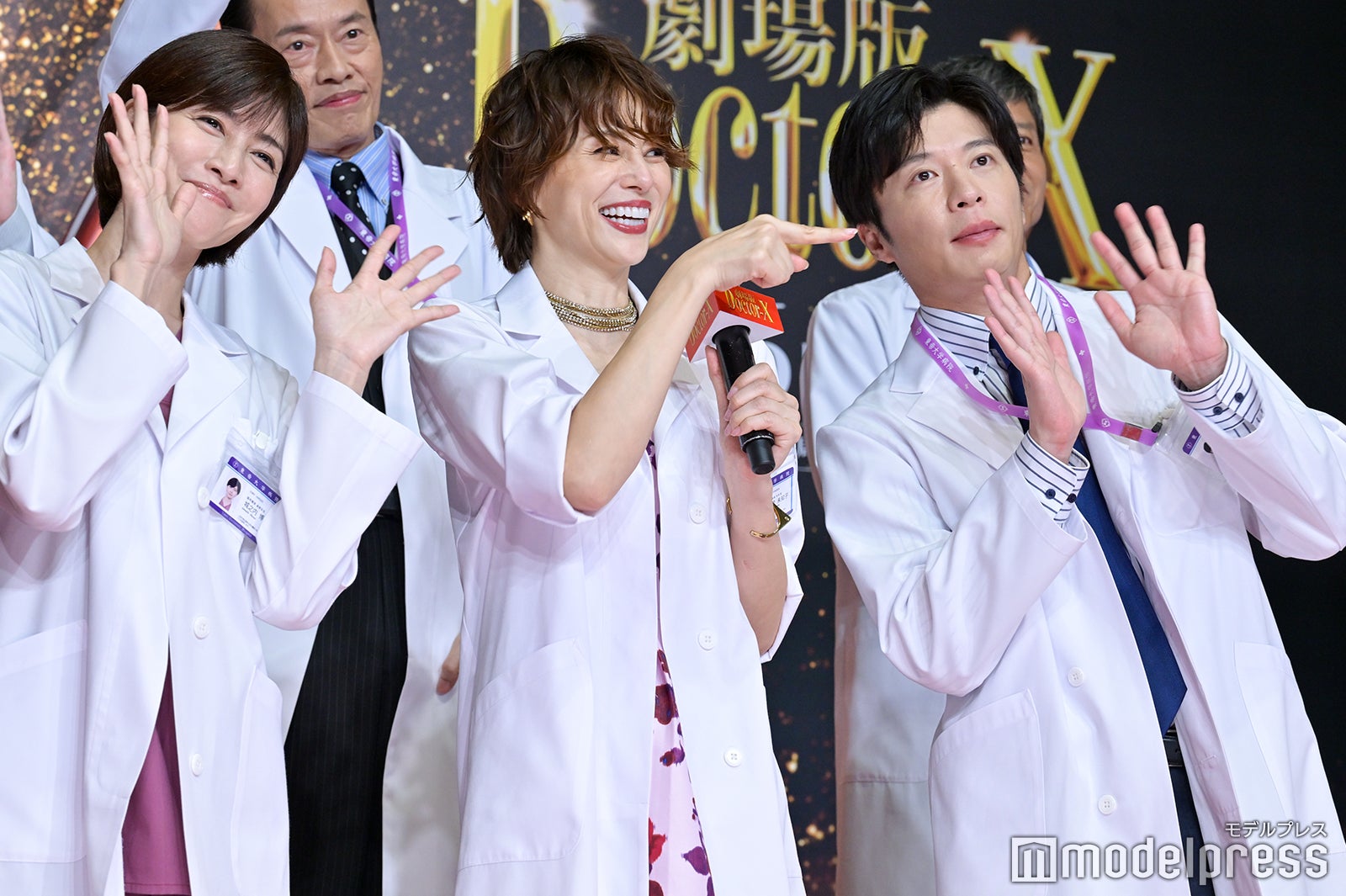 内田有紀、田中圭（右）にツッコむ米倉涼子（C）モデルプレス