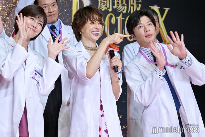 内田有紀、田中圭(右)にツッコむ米倉涼子(C)モデルプレス