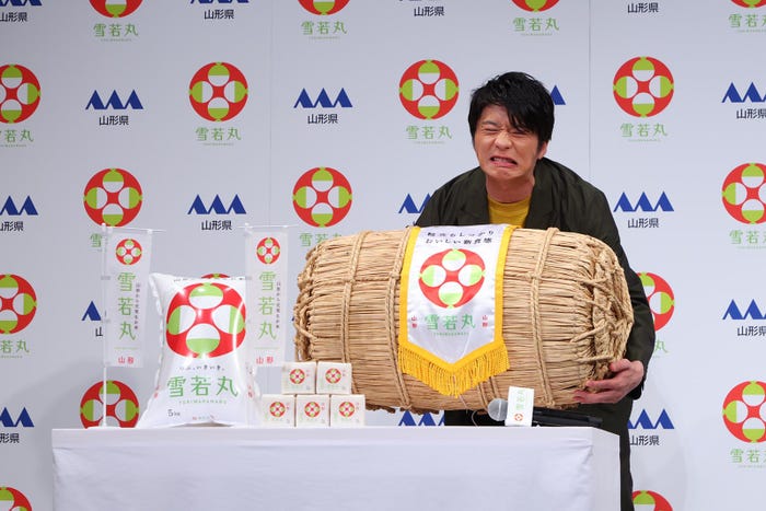 お米を贈呈され、重そうな表情を見せた田中圭(提供写真)