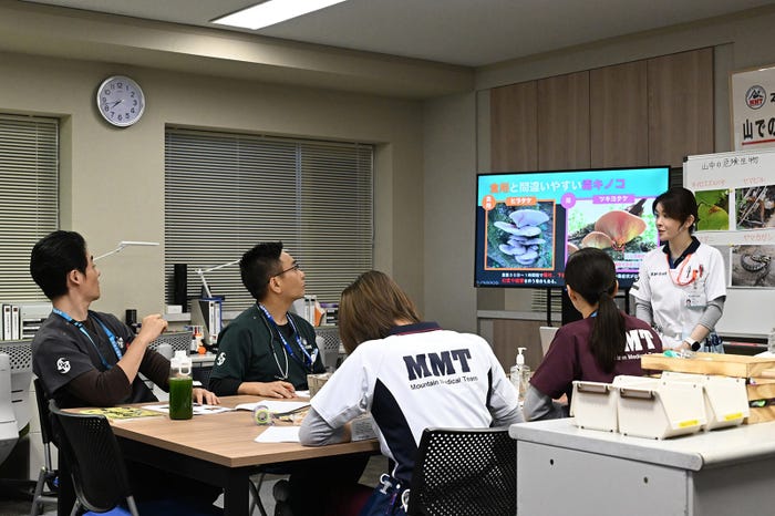 (左から時計回りに)近藤公園、八嶋智人、宮澤エマ、岡崎紗絵、トラウデン直美「マウンテンドクター」第6話より(C)カンテレ