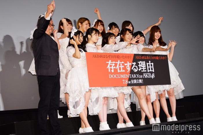 (後列左から)大和田南那、込山榛香、峯岸みなみ、入山杏奈、木崎ゆりあ、宮崎美穂(前列左から)石原真監督、向井地美音、島崎遥香、渡辺麻友、柏木由紀、横山由依、小嶋陽菜(C)モデルプレス